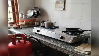 Vastu Tips: गैस सिलेंडर और चूल्हे की ये गलतियां बन सकती हैं वास्तु दोष की वजह, जानें इन्हें रखने के सही नियम