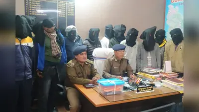 Gumla: PLFI के हार्डकोर नक्सलियों के घर में पुलिस ने चिपकाया इश्तेहार, सरेंडर करने को कहा