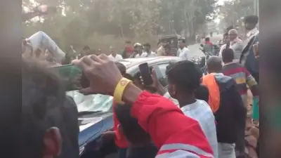 गुमला में सड़क पर ‘तांडव’: रॉन्ग साइड से आयी बाइक ने कार पर मारी टक्कर फिर ग्रामीणों के साथ मिलकर कर दी तोड़-फोड़