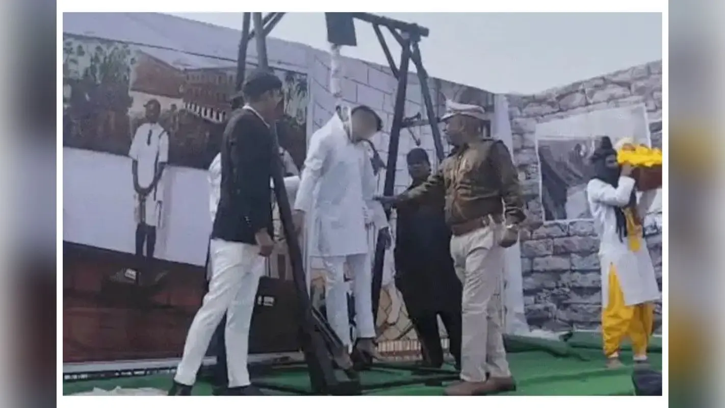 हद है! जिंदा आदमी को फांसी पर लटकाया, 26 जनवरी की झांकी में गुना जेल प्रशासन का हैरतअंगेज कारनामा
