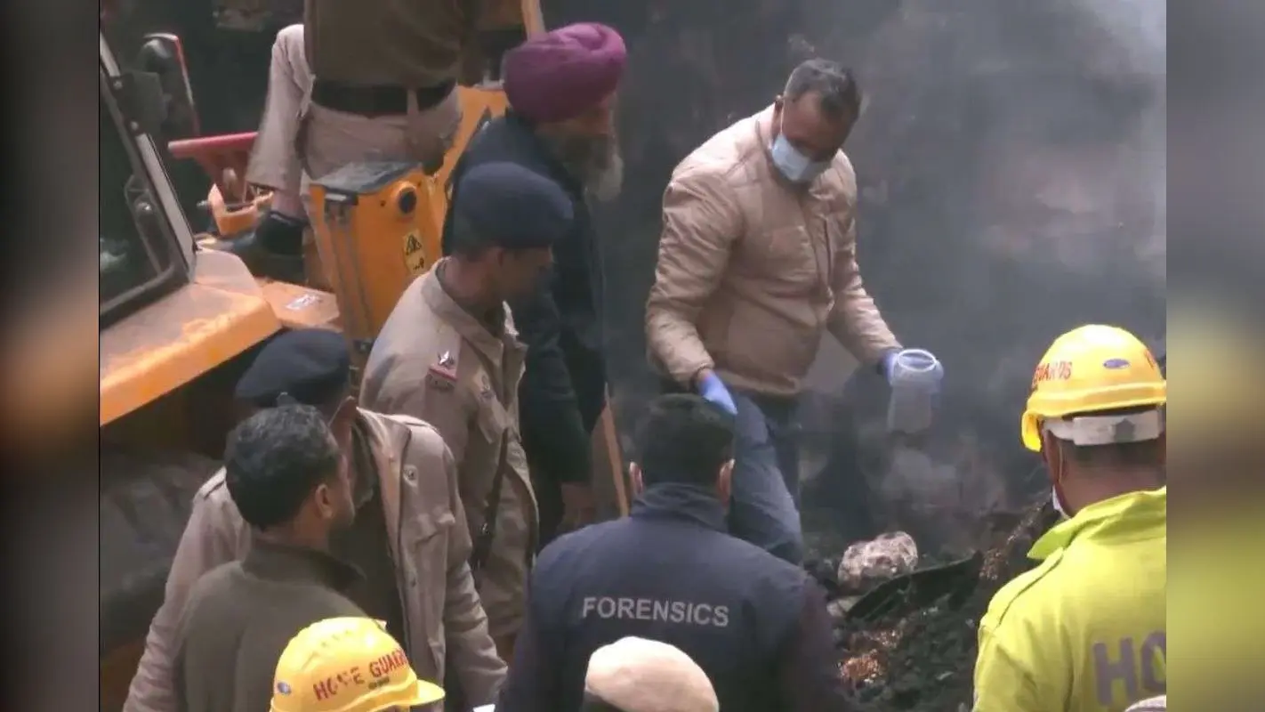 हिमाचल प्रदेश के सोलन में भीषण आग, दो परिवार के 9 लोग मलबे में फंसे, बिहार के एक बच्चे की मौत