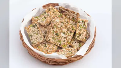 Gud Til Papdi Recipe: घर पर बनाएं बाजार जैसी क्रंची गुड़ तिल पापड़ी, बच्चे खूब करेंगे पसंद