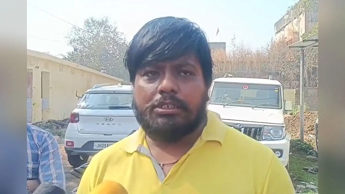 Dhanbad: दिनदहाड़े गुंडागर्दी, होटल के मालिक को पीटा फिर सोने की चेन और रुपये लूट हुए गायब