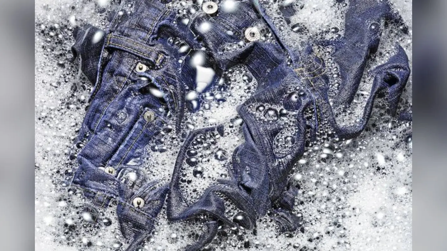 Right Ways to Wash Denim: एक छोटी-सी गलती से खराब हो सकती है आपकी जींस, जानें डेनिम धोने का सही तरीका