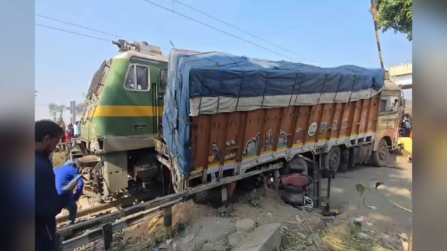 Jasidih Train Accident: झारखंड के जसीडीह में बड़ा रेल हादसा टला, नावाडीह फाटक पर ट्रक से टकराई ट्रेन