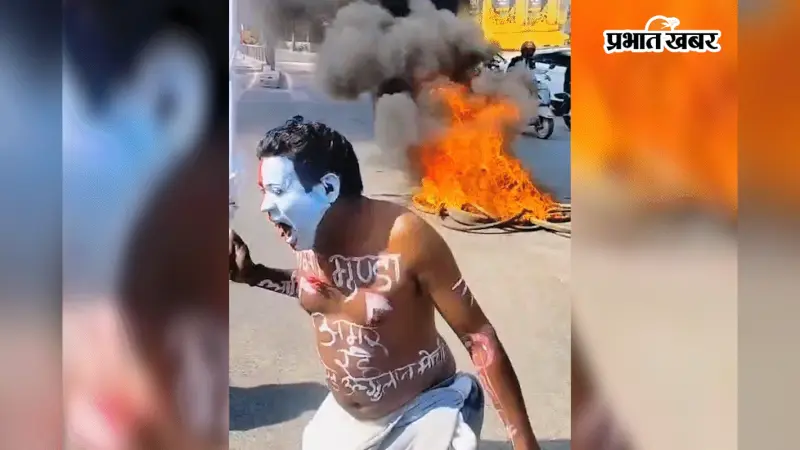 Jharkhand Bandh: गुमला टावर चौक पर टायर जला किया घंटों रोड जाम, सभी आदिवासी संगठन सड़क पर