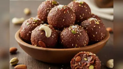 Sanjeev Kapoor Style Laddu Recipe: घर पर बनाएं संजीव कपूर स्टाइल खजूर और गोंद के पौष्टिक लड्डू, खाने के बाद हर कोई करेगा तारीफ