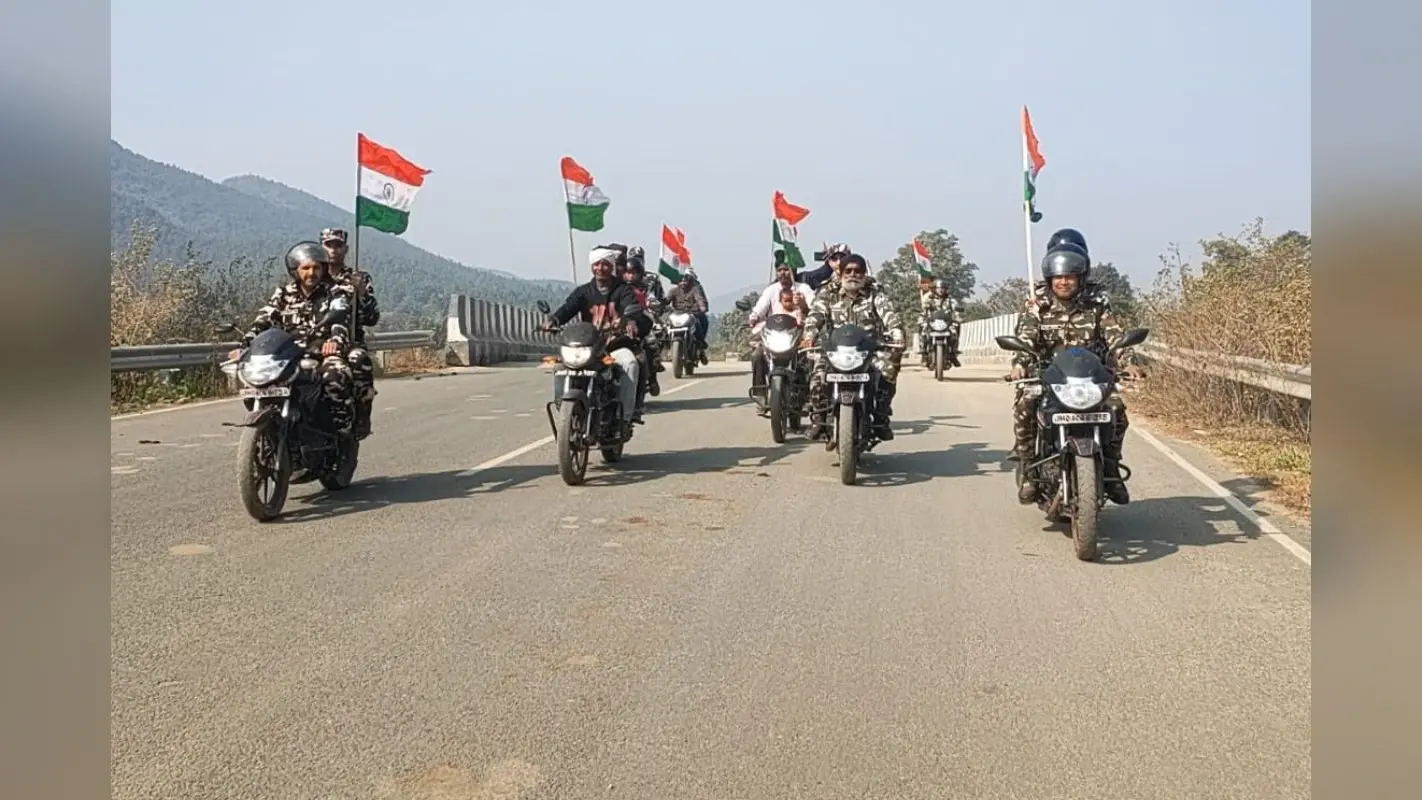 Kharsawan: हाथों में तिरंगा, जुबां पर वंदे मातरम्, राष्ट्र गीत के 150 साल पूरे होने पर SSB ने निकाली बाइक रैली