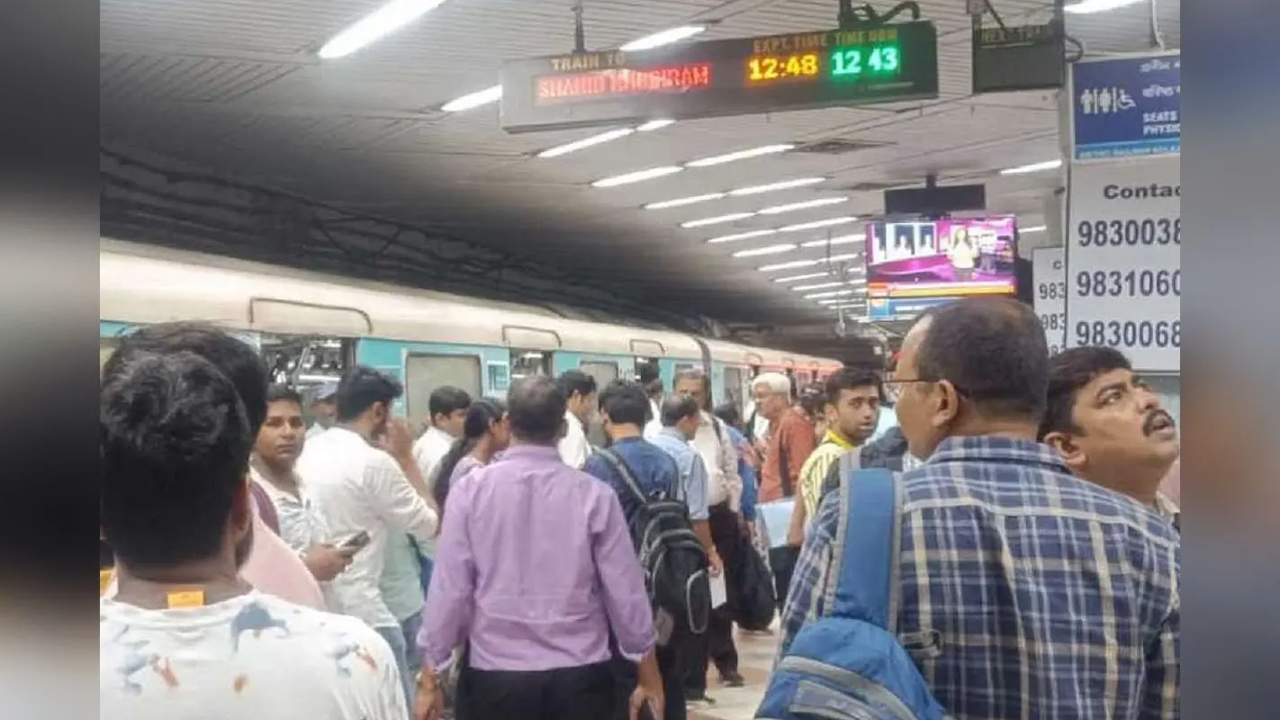 Kolkata news: कोलकाता मेट्रो सेवा बाधित! शहीद खुदीराम से दक्षिणेश्वर तक घंटों परेशान रहे यात्री