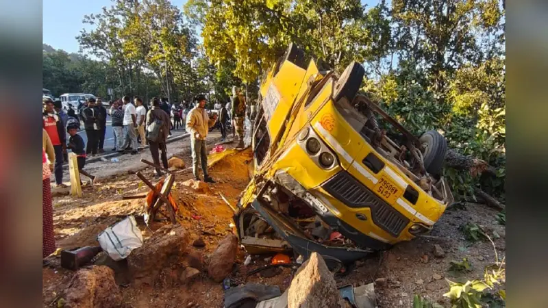 Latehar Bus Accident: लातेहार के महुआडांड़ में बड़ा बस हादसा, 9 लोगों की मौत, 82 घायल