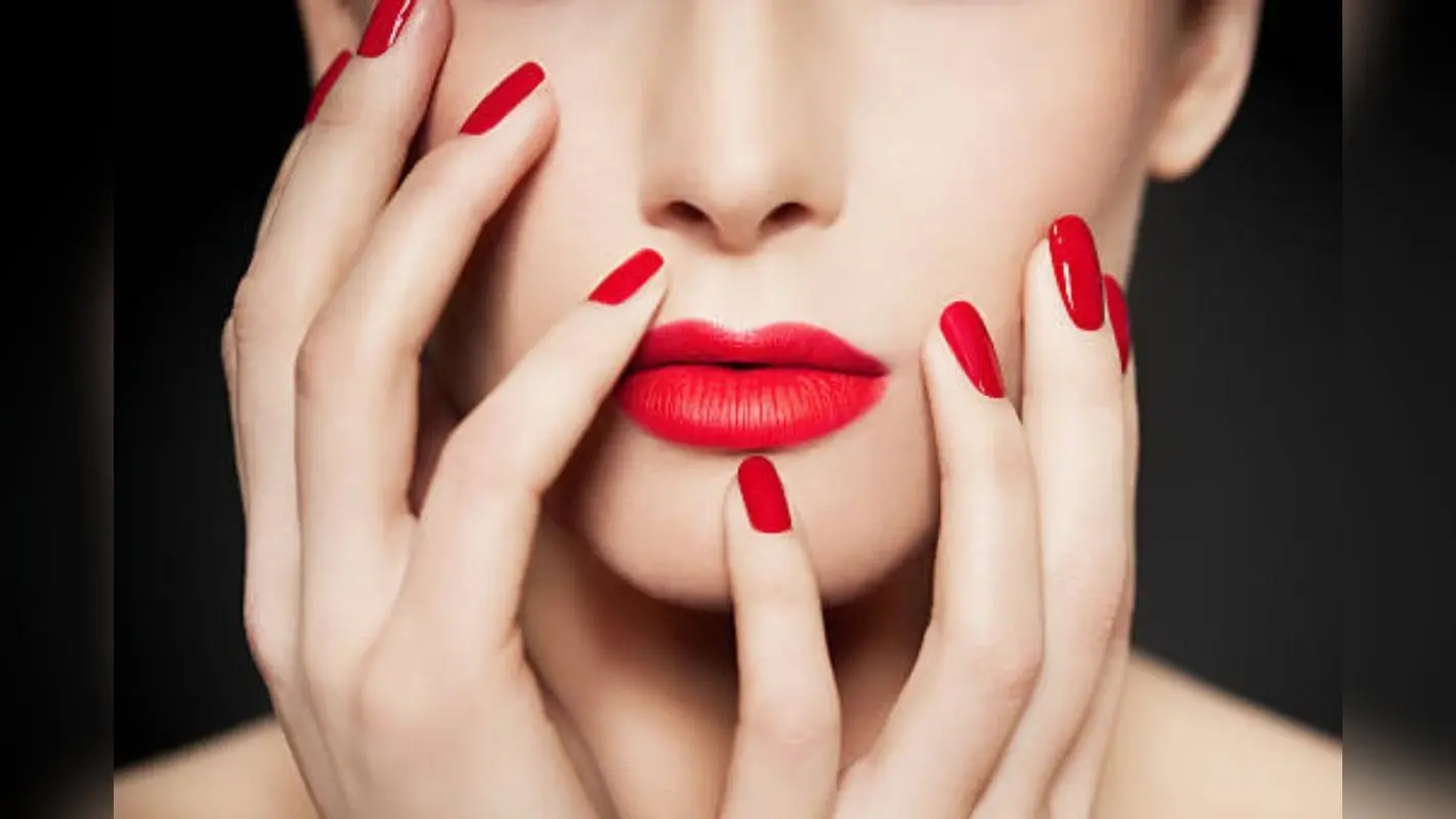 Lipstick Hacks: स्टाइल और लुक को रखना है बरकरार, तो ट्राई करें लिपस्टिक से जुड़े ये आसान टिप्स