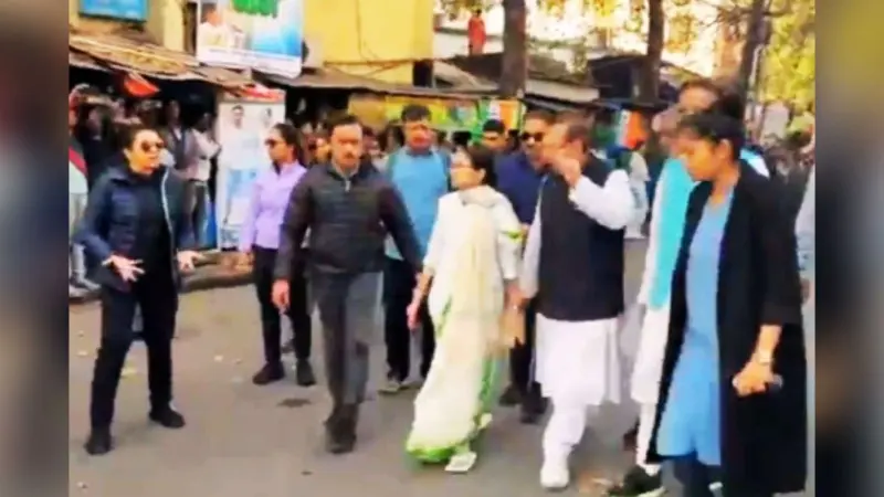 I-PAC पर ईडी के छापे के विरोध में सड़क पर उतरीं ममता बनर्जी