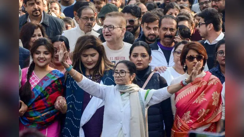 कोलकाता में बरसीं ममता बनर्जी, कहा- TMC की ‘रणनीति चोरी’ के लिए I-PAC पर छापे, बीजेपी ने एजेंसियों पर किया कब्जा