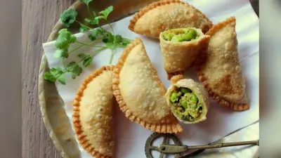 Matar Gujiya Recipe: मकर संक्रांति और लोहड़ी पर बनाएं हरे ताजे मटर से नमकीन मटर गुझिया, सबको पसंद आएगा ये Yummy Twist