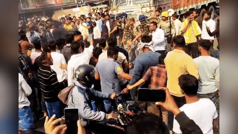 घायल मजदूर बिहार से बंगाल पहुंचा, मुर्शिदाबाद में फिर तनाव, NH और रेल ट्रैक पर उतरी भीड़