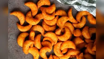 Namkeen Kaju Biscuits Recipe: घर पर बनाएं बेकरी वाले करारे नमकीन काजू बिस्कुट