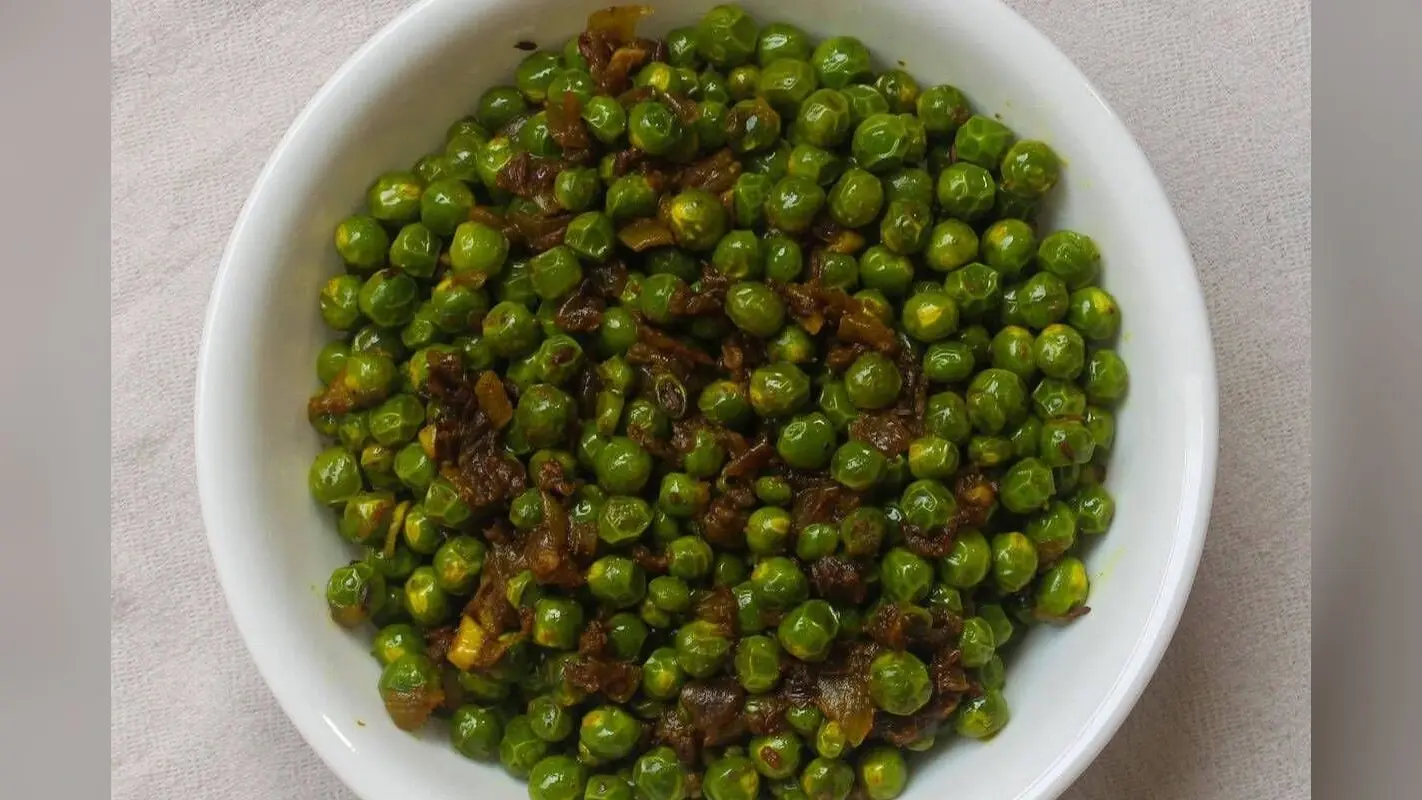 Namkeen Matar Fry Recipe: मिनटों में बनाएं कुरकुरी और स्वाद से भरपूर नमकीन मटर फ्राई