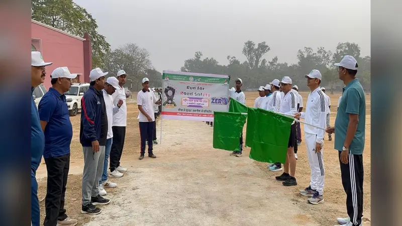 National Road Safety Month 2026: सरायकेला में ‘रन फॉर रोड सेफ्टी’ कार्यक्रम का आयोजन, डीसी-एसपी ने दिखाई हरी झंडी