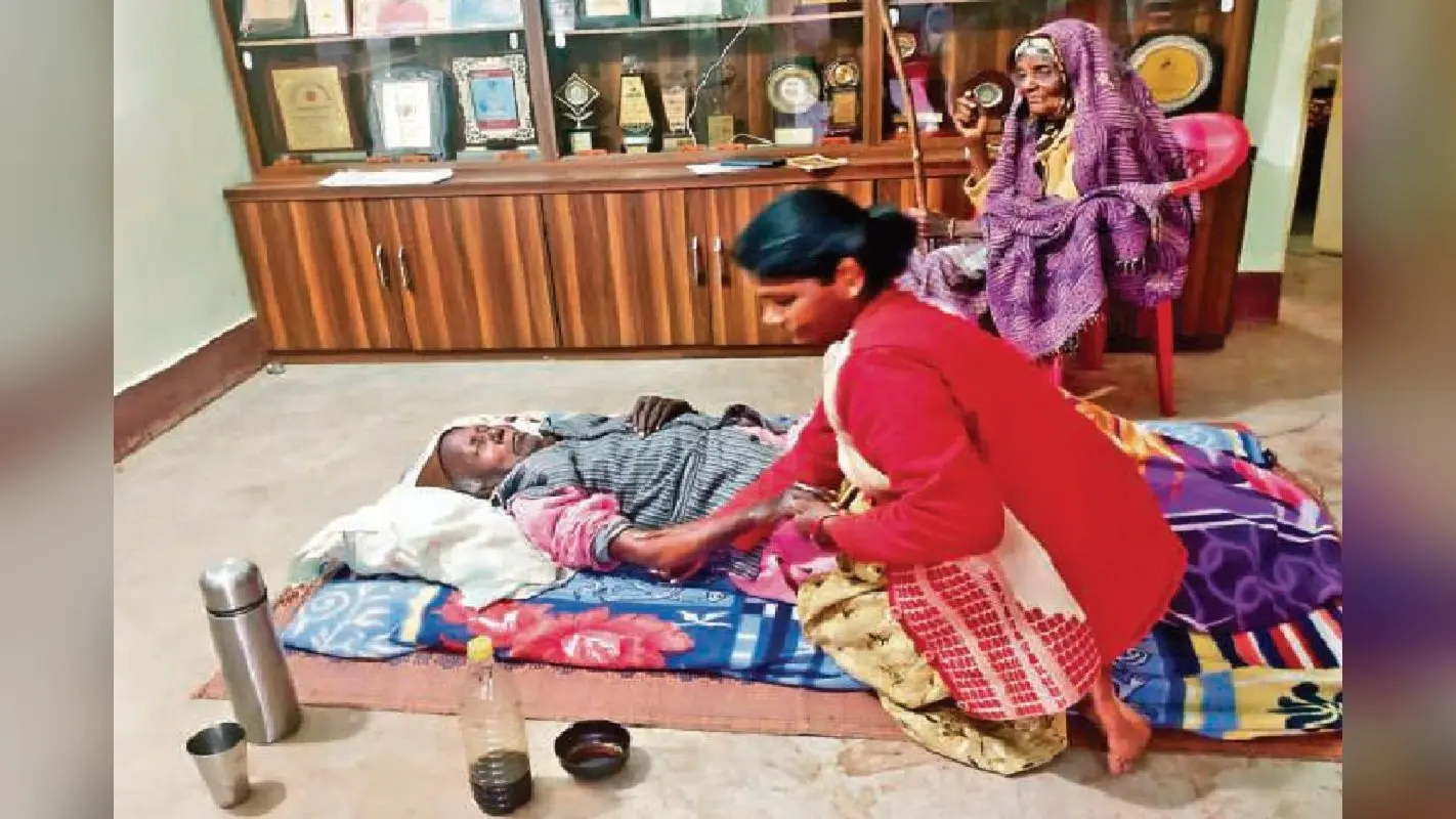 पद्मश्री सिमोन उरांव बीमार, घर पर चल रहा इलाज! प्रभात खबर की टीम ने जाना पड़हा राजा का हाल