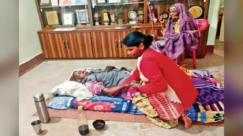 पद्मश्री सिमोन उरांव बीमार, घर पर चल रहा इलाज! प्रभात खबर की टीम ने जाना पड़हा राजा का हाल