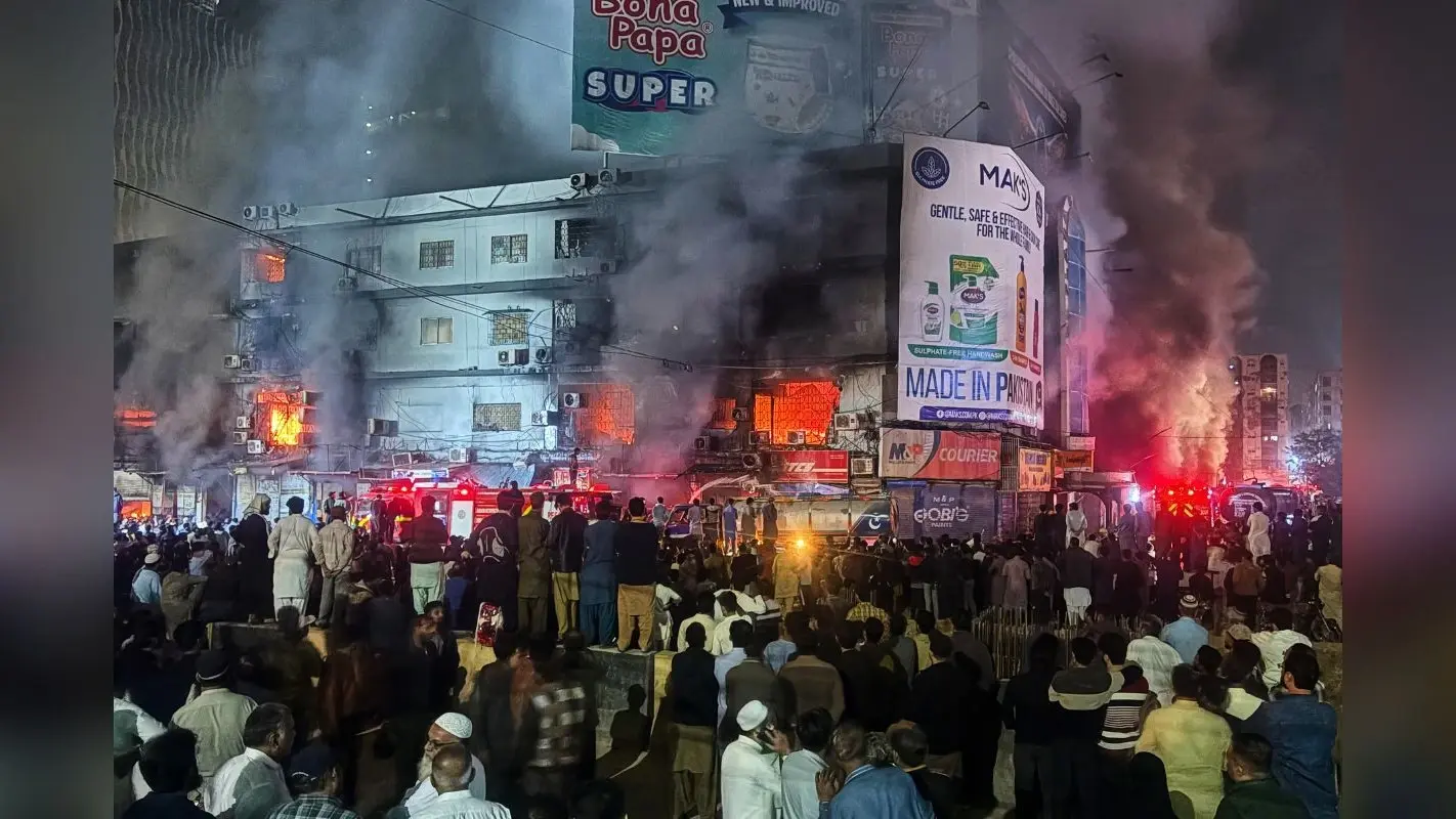 Pakistan News: 16 घंटे बाद भी नहीं बुझी कराची के मॉल में लगी भीषण आग, छह लोगों की मौत, राहत-बचाव जारी