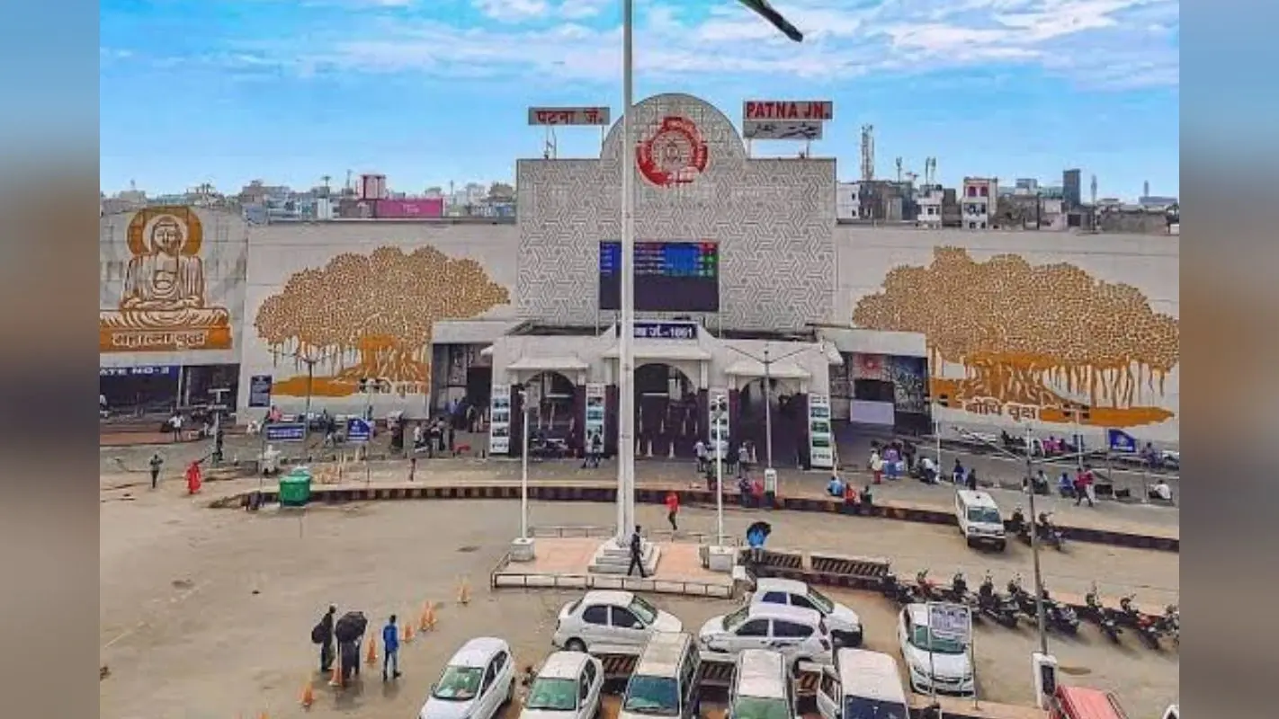 Patna News: एयरपोर्ट की तरह पटना जंक्शन पर प्रीमियम पार्किंग सिस्टम, जानिए टू और फोर व्हीलर के लिए कितना देना पड़ेगा चार्ज