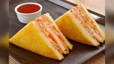 Pizza Sandwich Recipe: हल्की भूख के लिए ट्राई करें पिज्जा सैंडविच, फटाफट नोट करें रेसिपी