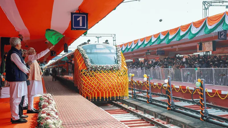 पीएम मोदी ने देश की पहली वंदे भारत स्लीपर ट्रेन को दिखायी हरी झंडी, अमृत भारत ट्रेनों की भी हुई शुरुआत