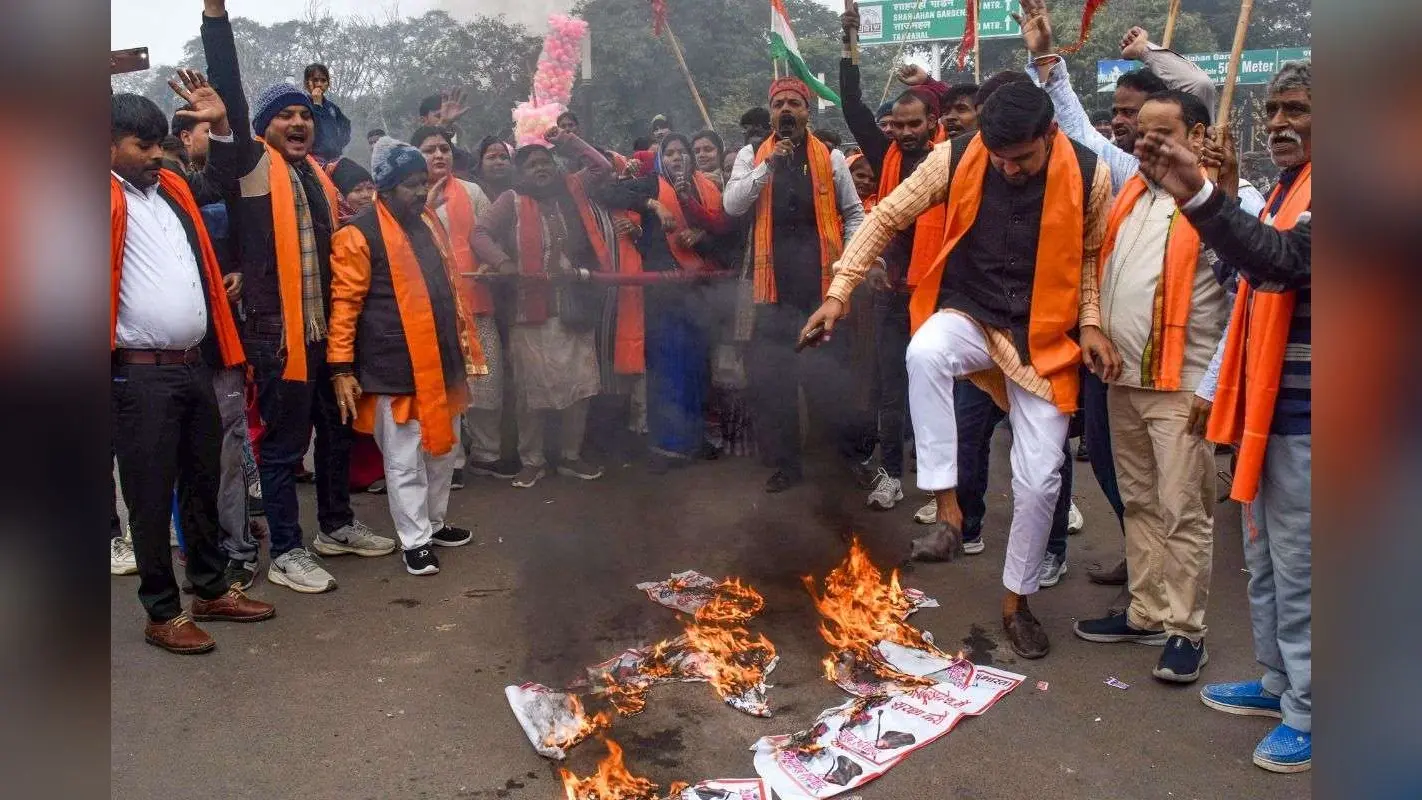 बांग्लादेश में एक और हिंदू पर हमला, बदमाशों ने पेट्रोल डालकर लगा दी आग, हालत गंभीर