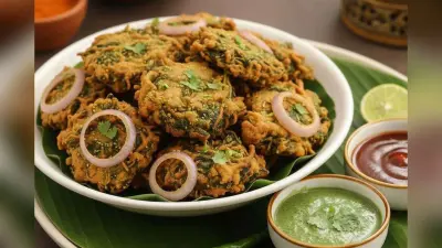 Pyaz Saag Pakora Recipe: सर्दियों की शाम को खास बना देंगे गरमा-गरम चाय के साथ ये प्याज साग पकौड़े, जानें बनाने की विधि
