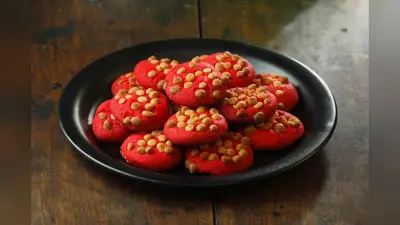 Red Velvet Cookies: चाय का बढ़ जाएगा स्वाद, घर पर फटाफट बना लें रेड वेलवेट कुकीज
