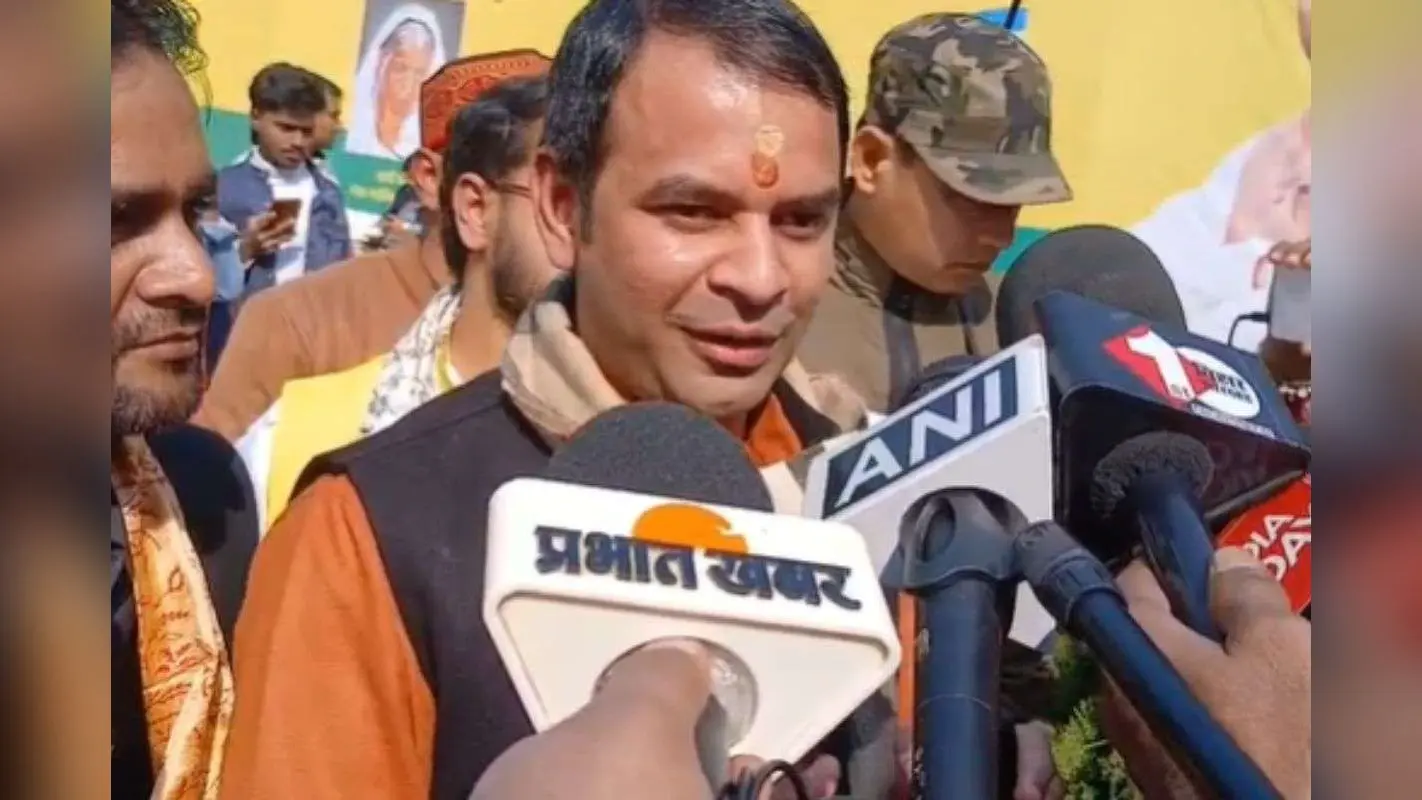 Tej Pratap Yadav: लालू प्रसाद के भोज में आने पर बोले तेज प्रताप- पिता का आशीर्वाद मिला, तेजस्वी के नहीं पहुंचने पर क्या कहा?