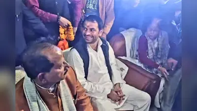 तेजप्रताप यादव पहुंचे विजय सिन्हा के घर, दही-चूड़ा भोज में रामकृपाल और मांझी के बेटे ने NDA में शामिल होने का दिया ऑफर
