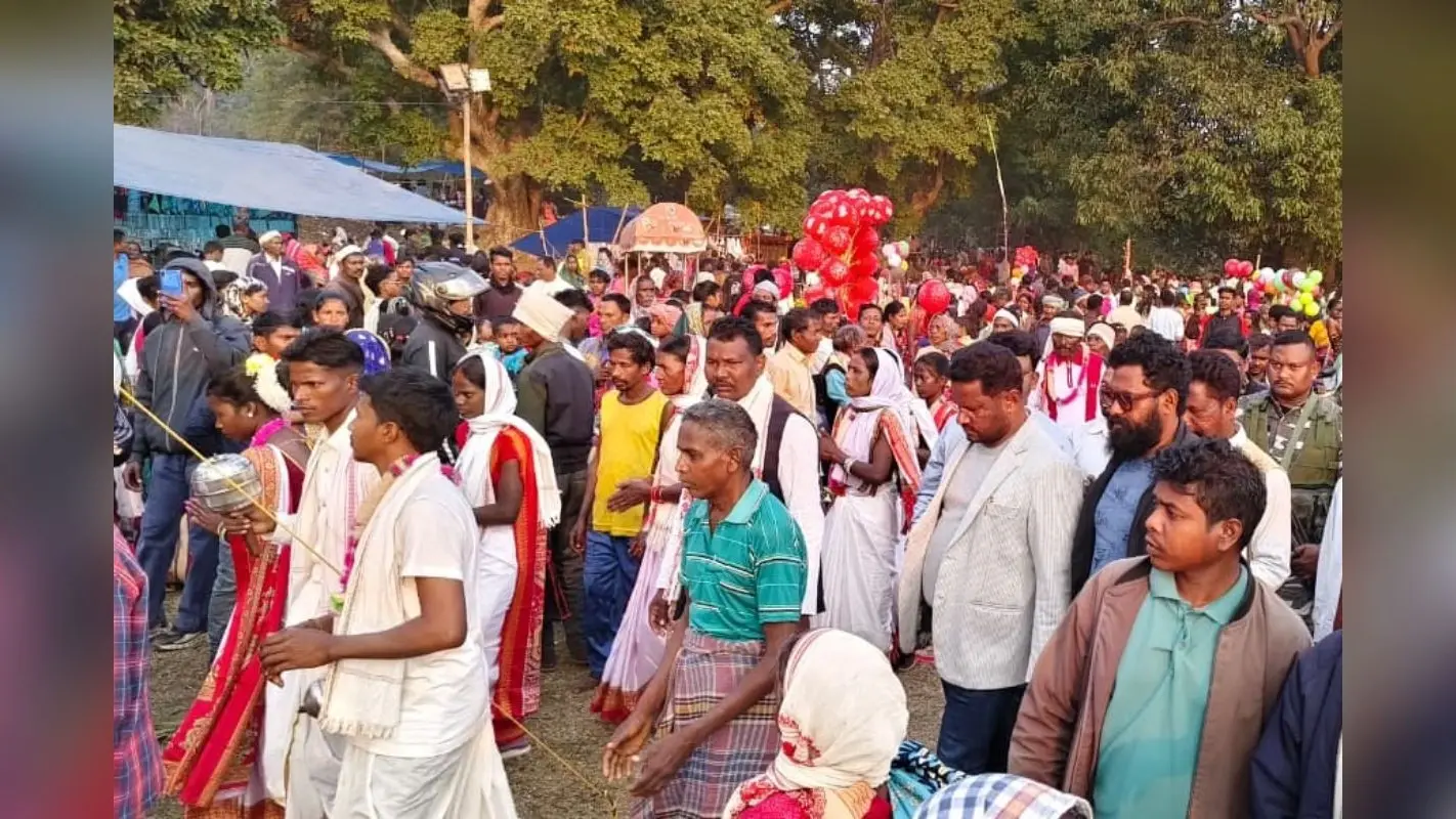 Saraikela: कुचाई के टुसू मेले में बड़े-बड़े, रंग-बिरंगे टुसू लेकर पहुंची महिलाएं, विधायक ने दिया पुरस्कार