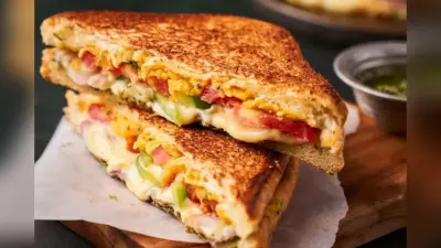 Veg Grilled Sandwich Recipe: घर पर बनाएं रेस्टुरेंट जैसा क्रिस्पी ग्रिल्ड सैंडविच, फॉलो करें ये आसान रेसिपी और पाएं रेस्टोरेंट वाला स्वाद