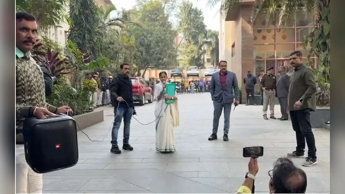 ईडी की छापेमारी के बीच I-PAC प्रमुख के घर पहुंची ममता बनर्जी, 20 मिनट बाद ग्रीन फाइल लेकर आयी बाहर