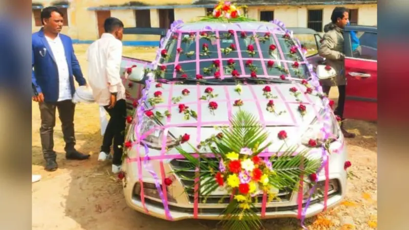 बंगाल में एसआईआर हियरिंग, फूलों से सजी कार में पहुंचा बीरभूम का कबीर अकबर राणा