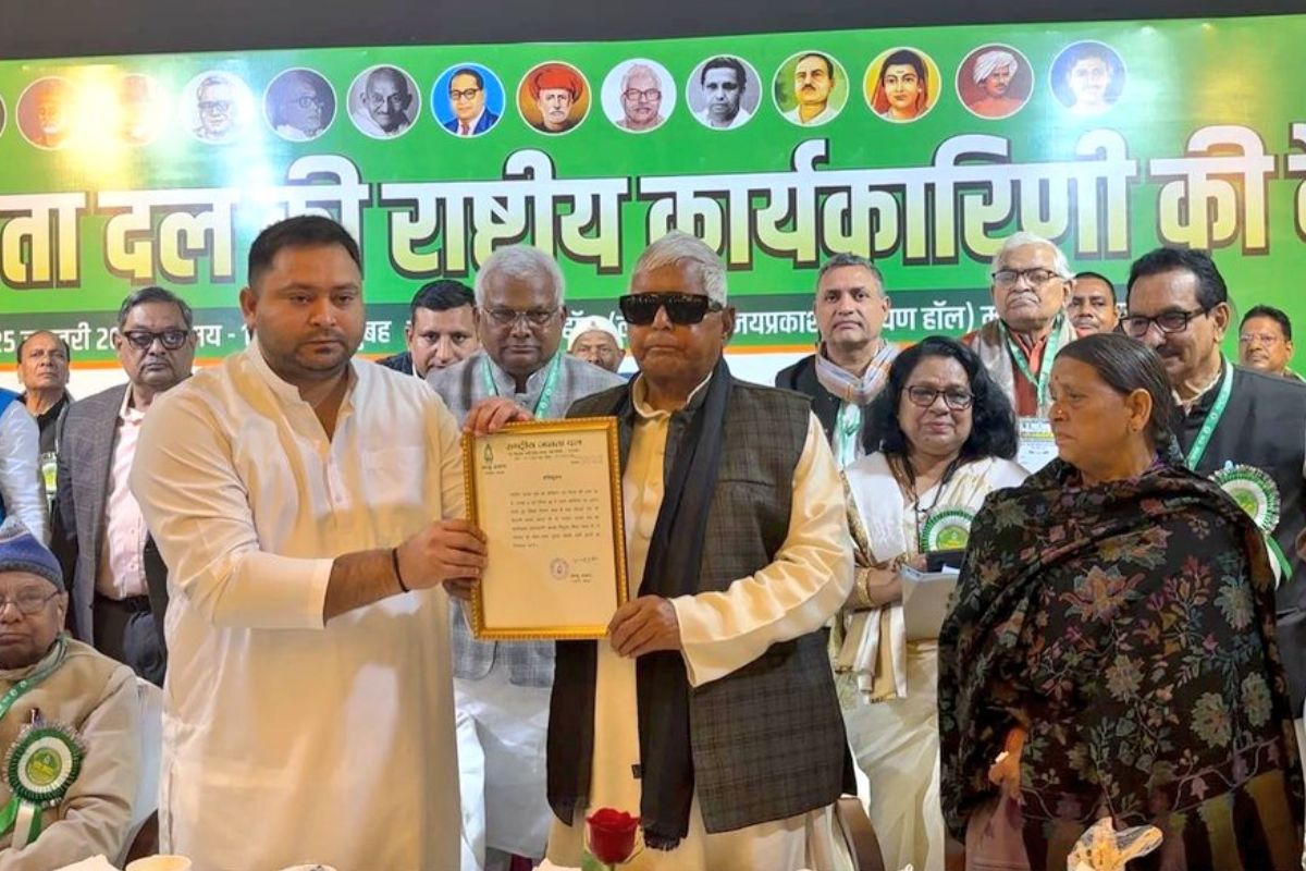 Bihar Politics: तेजस्वी बने राजद के राष्ट्रीय कार्यकारी अध्यक्ष, रोहिणी बोलीं- कठपुतली बने शहजादा की ताजपोशी मुबारक