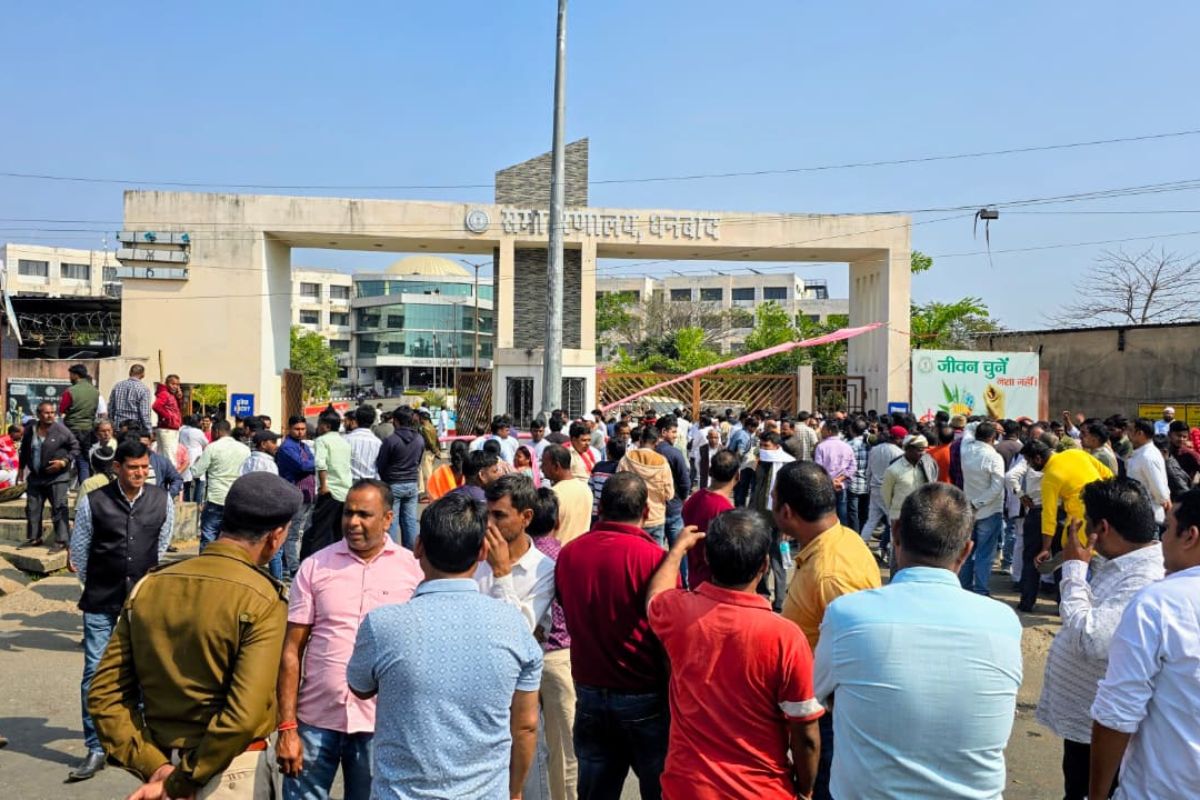 धनबाद का ‘दंगल’: निकाय चुनाव के लिए नामांकन के अंतिम दिन समर्थकों का उमड़ा जनसैलाब, 15 दिग्गजों ने भरे पर्चे