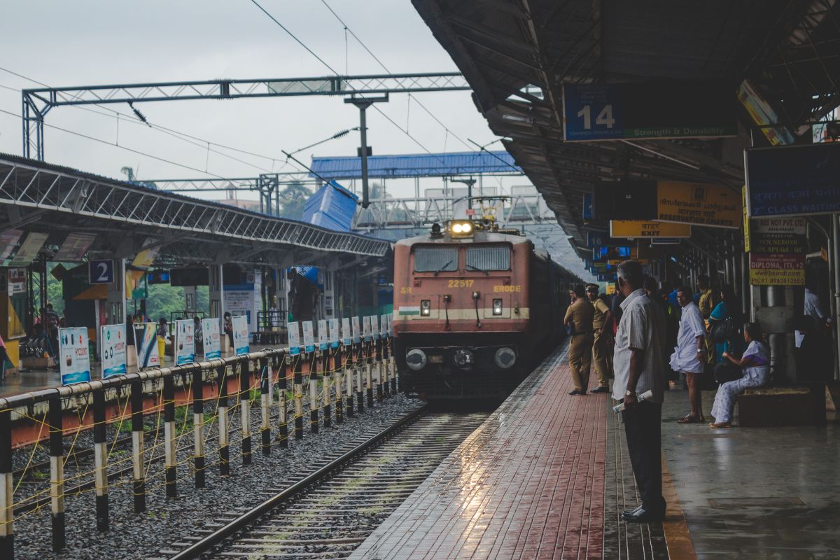 अब हाई-स्पीड से दौड़ेगा इंडिया! निर्मला सीतारमण ने दी 7 नए हाई-स्पीड रेल कॉरिडोर की सौगात; देखें क्या लिस्ट में आपके शहर का नाम है?