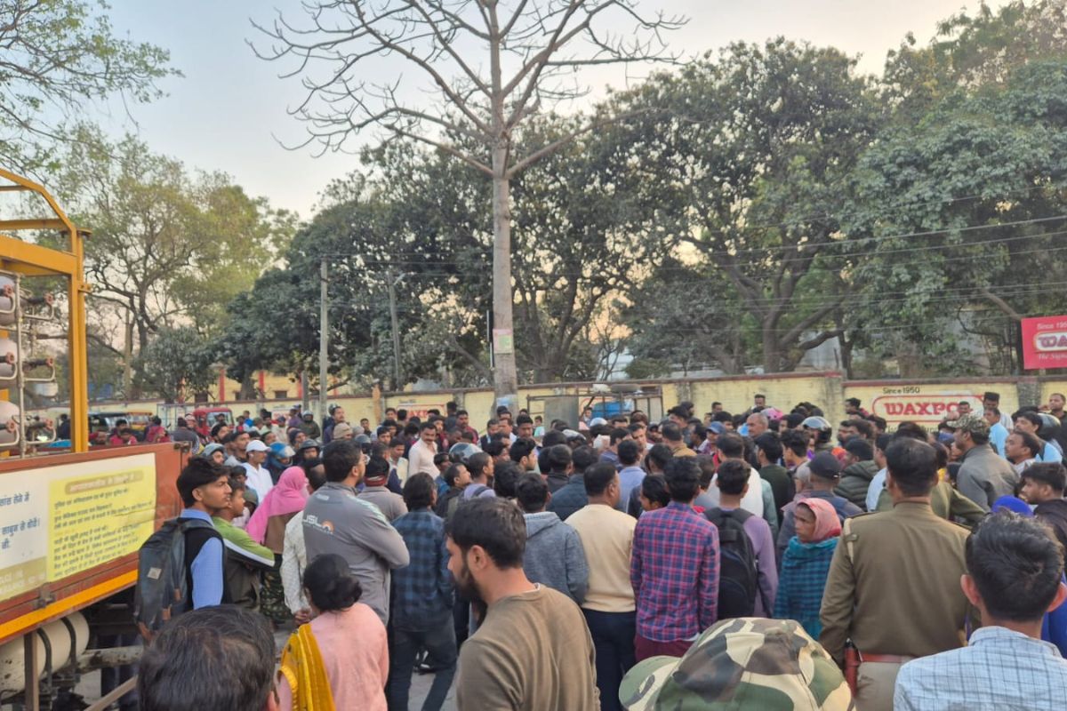 नामकुम में सीएनजी गैस टैंकर की टक्कर से पुजारी की मौत, विरोध में सड़क जाम