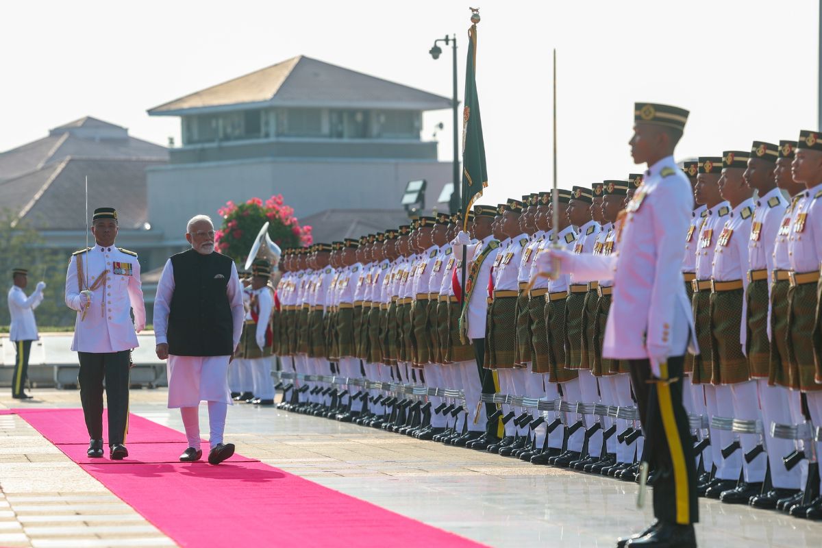 PM मोदी की मलेशिया यात्रा: ‘पेरडाना पुत्रा’ में गार्ड ऑफ ऑनर के साथ हुआ भव्य स्वागत
