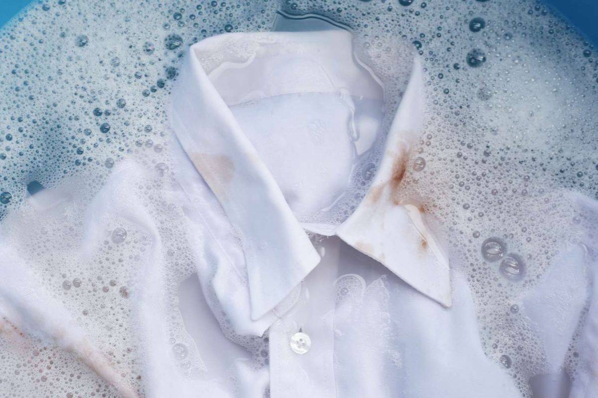 White Clothes Washing Tips: सफेद कपड़े धोने के असरदार टिप्स