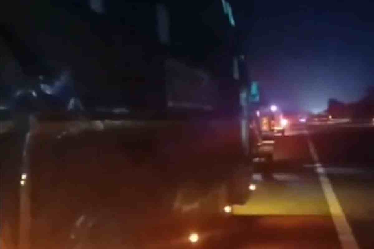 यमुना एक्सप्रेसवे पर बस से उतरे यात्रियों को टैंकर ने कुचला, छह की मौत