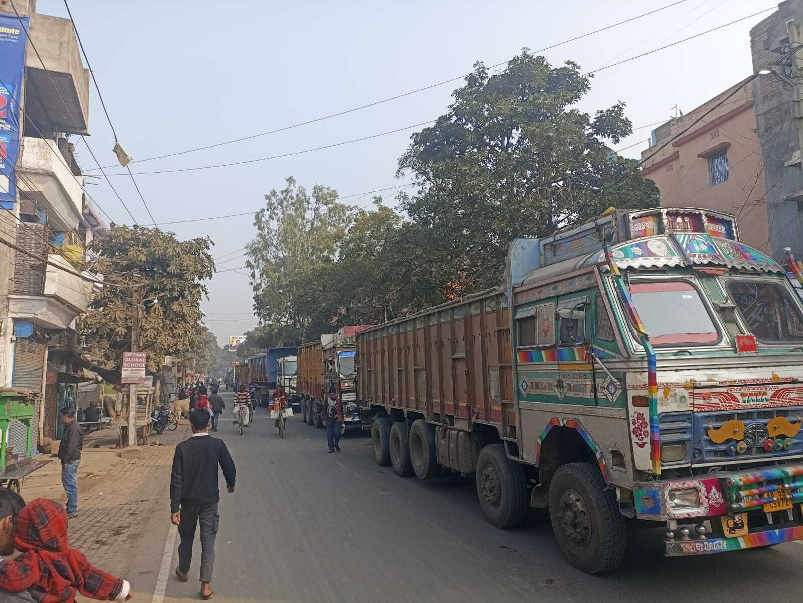शिवाजी चौक पर बालू लोडेड ट्रक का टूटा गुल्ला, सात घंटे तक लगा रहा जाम