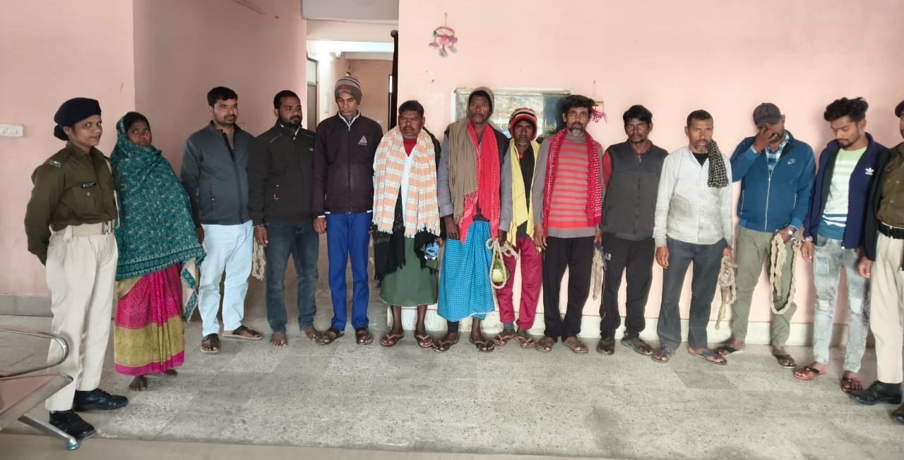 शराब के साथ एक महिला तस्कर व 11 शराबी गिरफ्तार