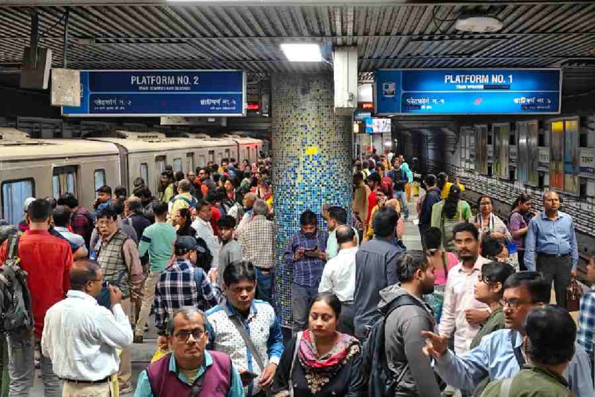 कोलकाता मेट्रो के रबींद्र सरोवर स्टेशन पर बड़ा हादसा, रेलवे ट्रेक पर कूदा आदमी