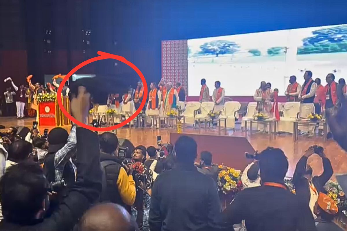 उत्साह इतना कि भूल गया समर्थक कपड़े का रंग, नितिन नवीन के स्वागत में लहरा दिया अपना काला गमछा
