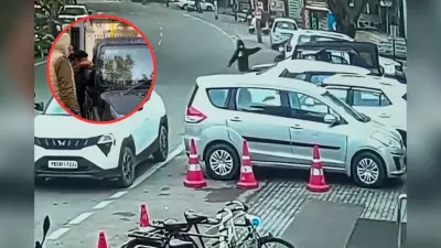 बाइक से पहुंचे हमलावर, आप नेता को ऐसे मारी गोली, देखें सीसीटीवी फुटेज