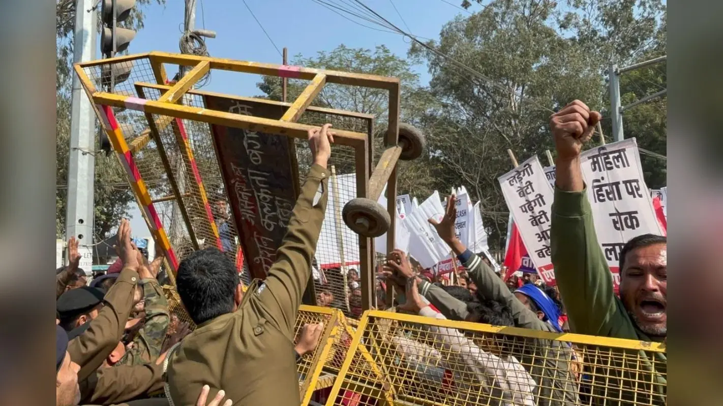 पटना में नीट छात्रा की मौत पर प्रदर्शन, बैरिकेडिंग तोड़ आगे निकले लोग, खूब हुआ बवाल
